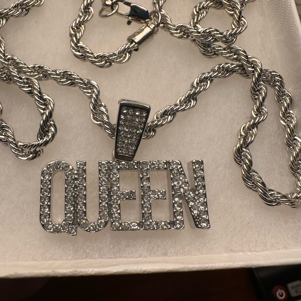 Silver 'QUEEN' Pendant Necklace - Picture 6 of 10